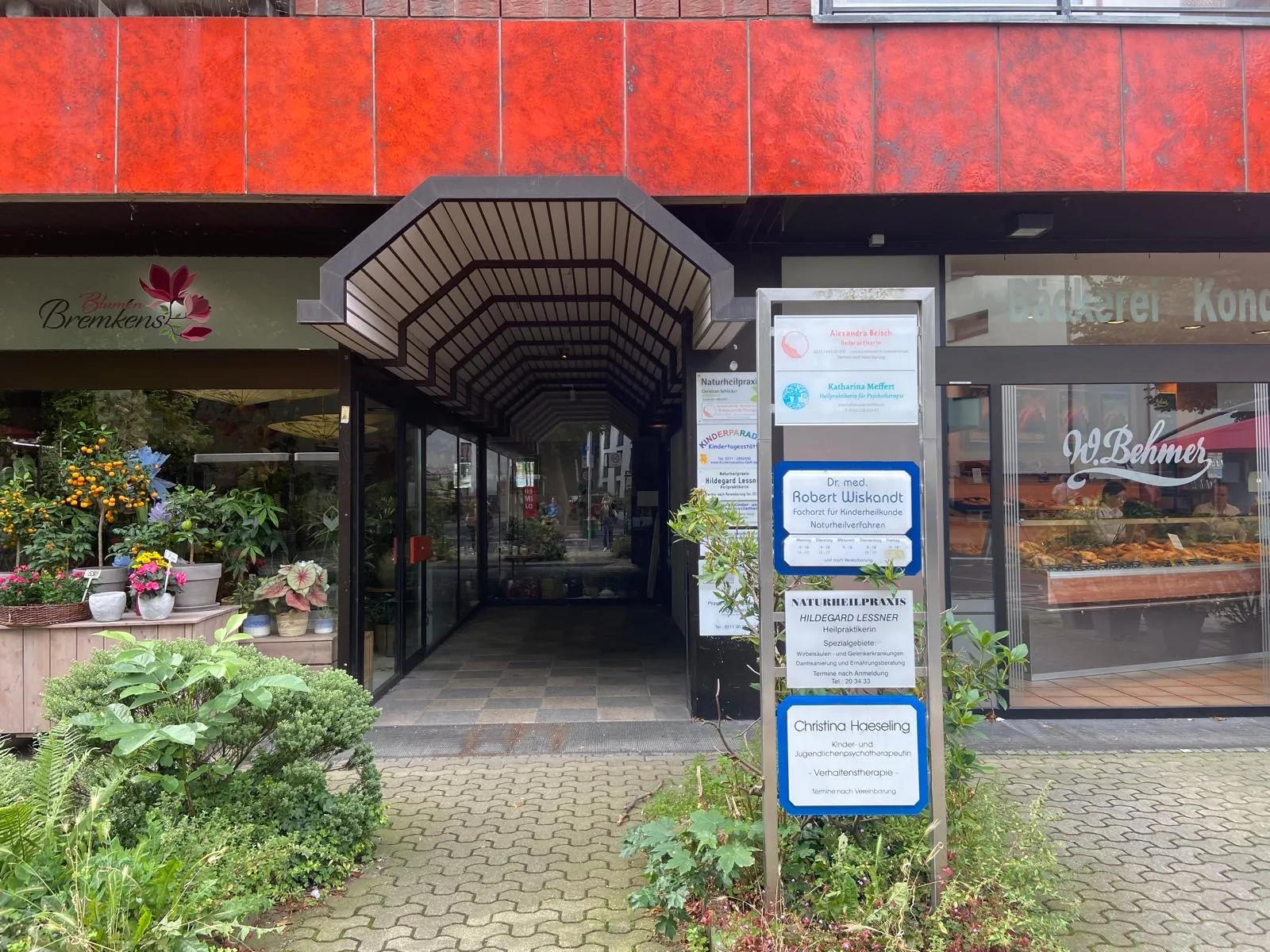 Eingang zur Praxis Alexandra Beisch in Düsseldorf-Unterbach